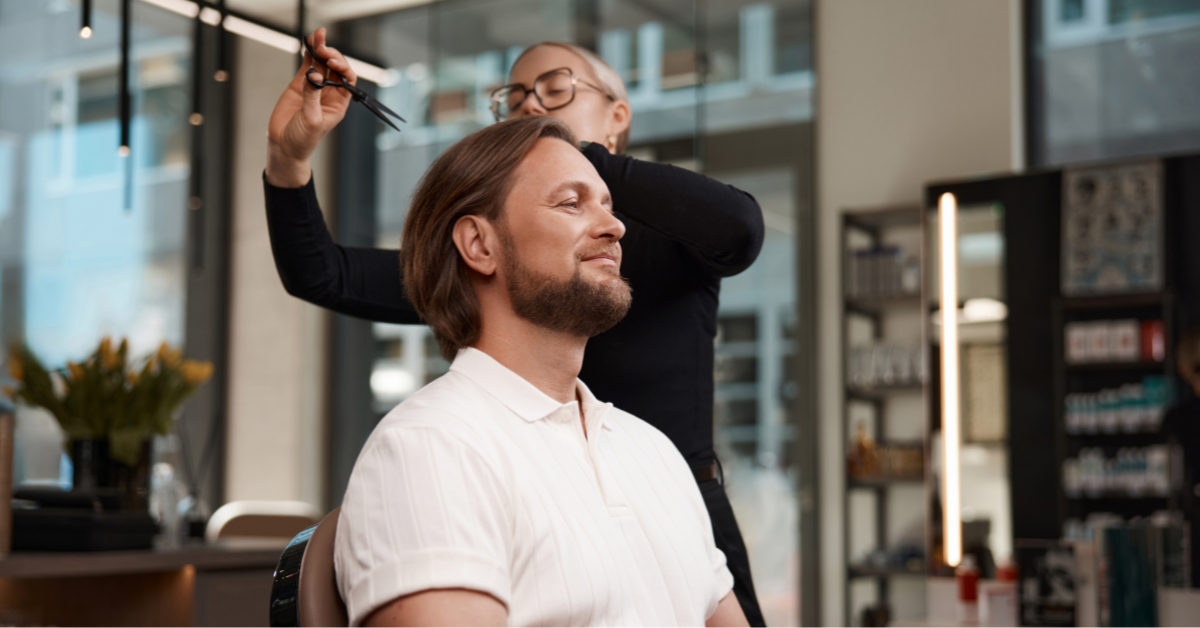 Mõni mees käib juuksuris iga kahe nädala tagant, teine laseb juuksed pikaks kasvada ja lõikab siis korraga radikaalselt. Kummal on õigus? Tegelikult ei ole küsi